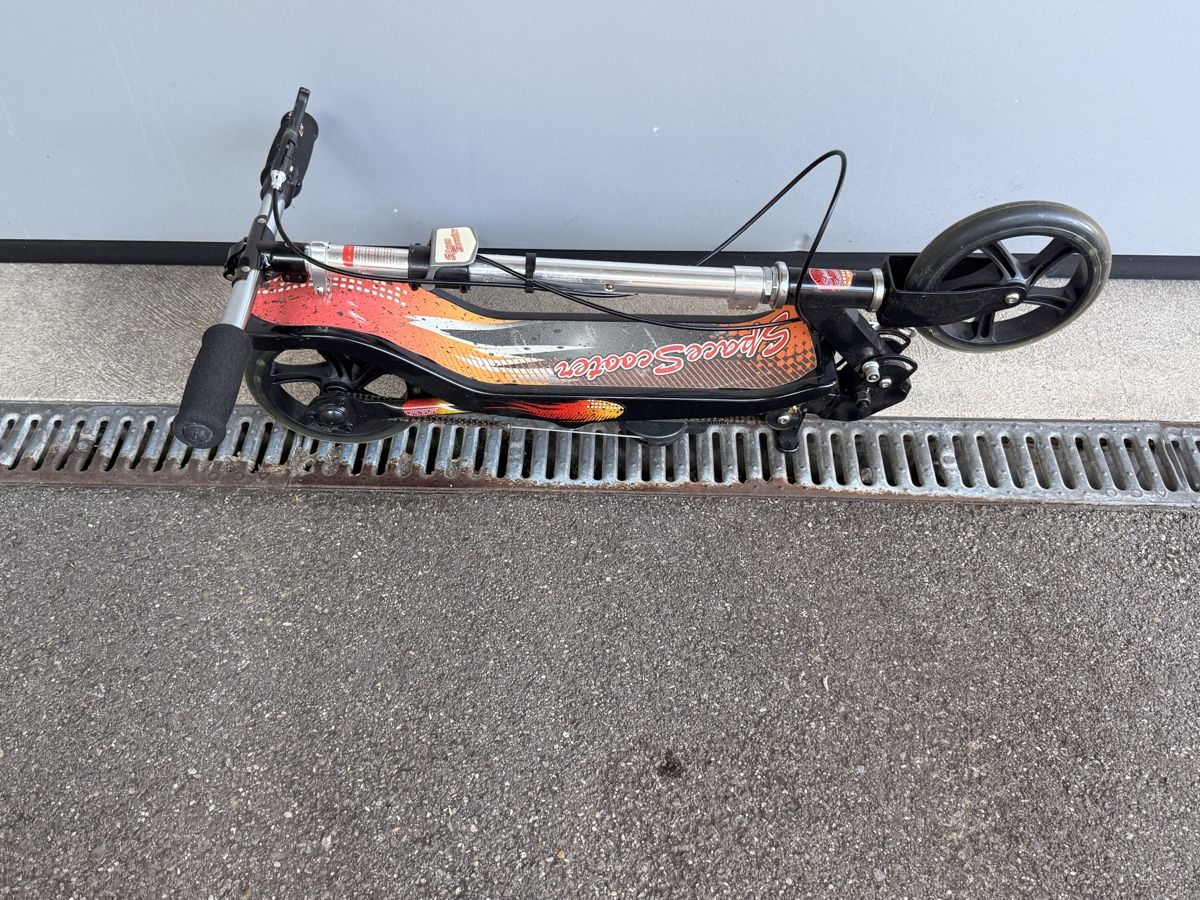 Scooter: Space Scooter - Fun Summer Ride! Great Condition! – Usato da Erlenbach ZH venduto da Benio407 2