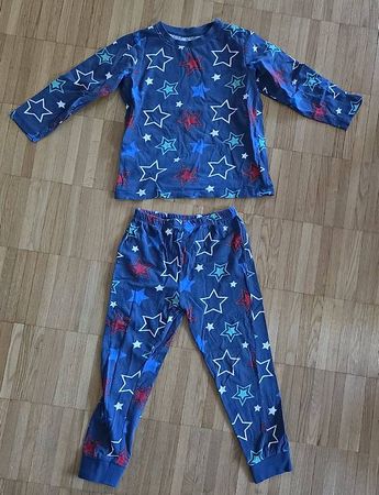 Pyjama Grösse 110-116 (Sterne)