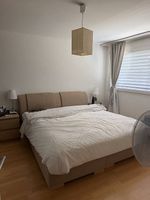 Doppelbett mit gepolstertem Kopfteil & 2 Nachttischen
