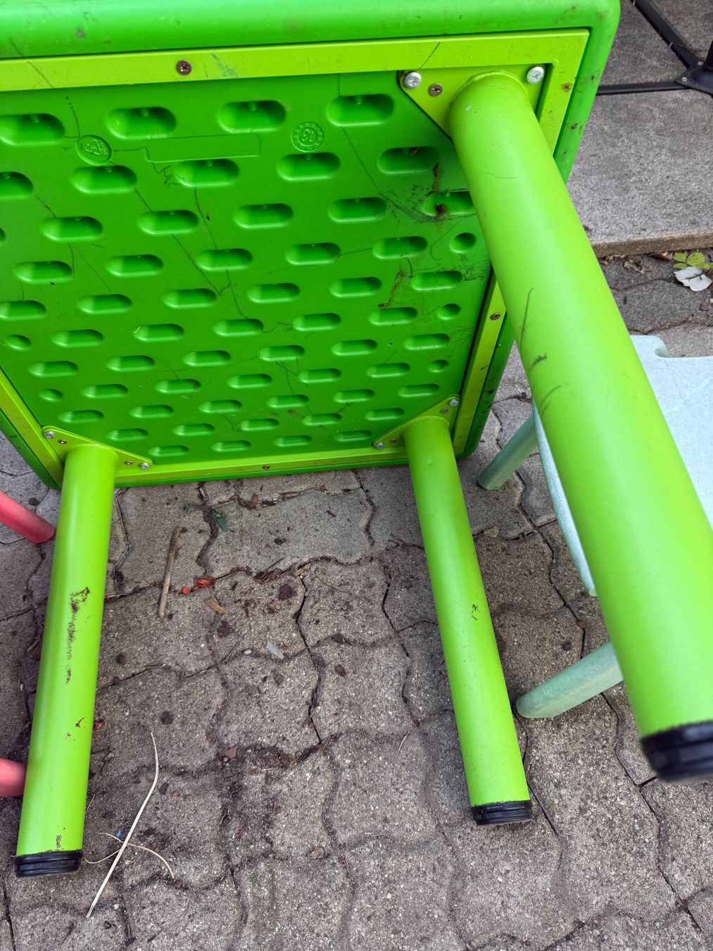 Set di tavolo e panche: Stabiler Kindertisch mit 4 robusten Kinderstühlen – Usato da Winterthur venduto da blitz111 3