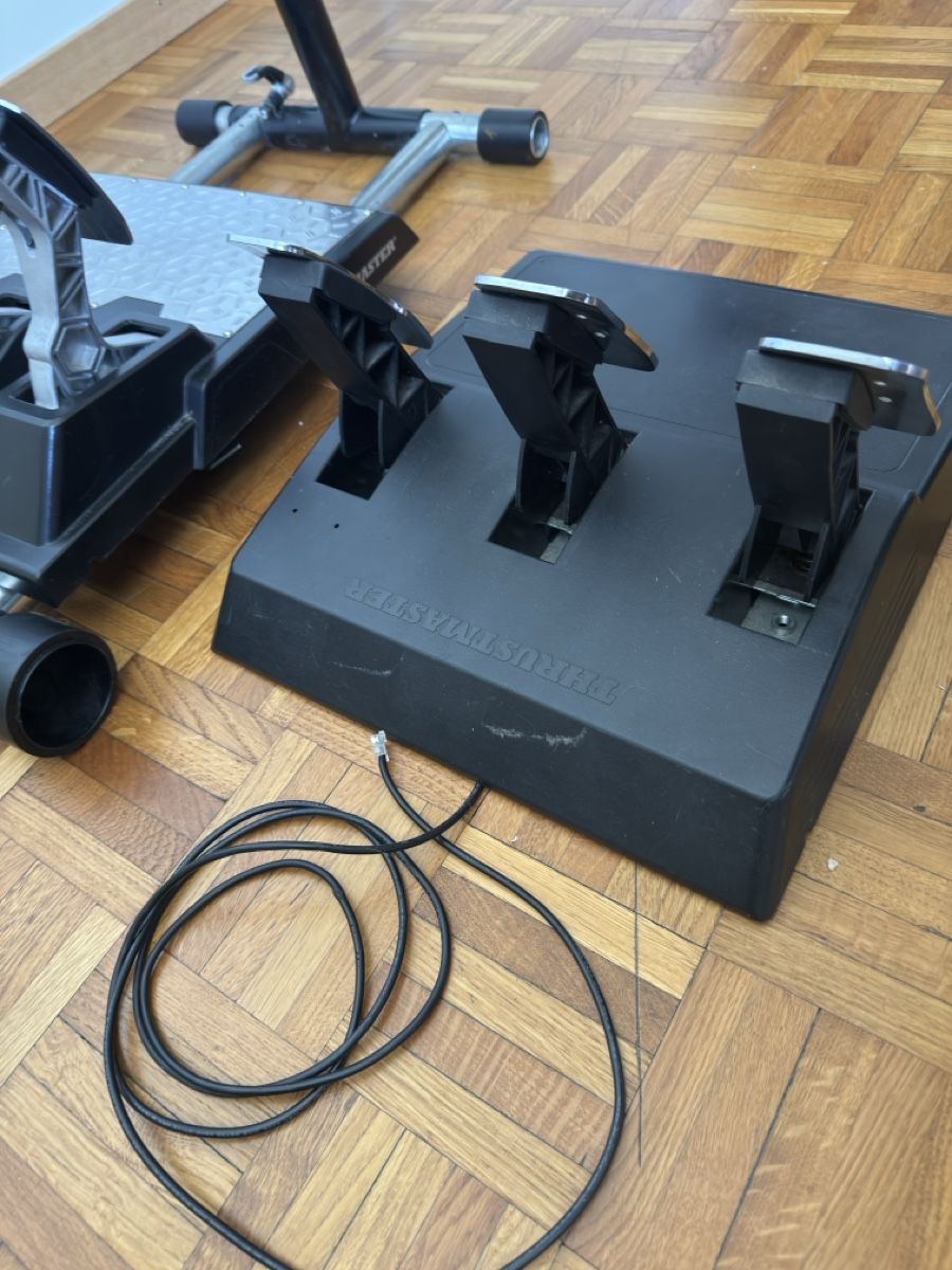 Thrustmaster Controller: Setup racing, volant Ferrari et pédales thrustmaster – Usato da Châtel-St-Denis venduto da Yellow_wait_ 4