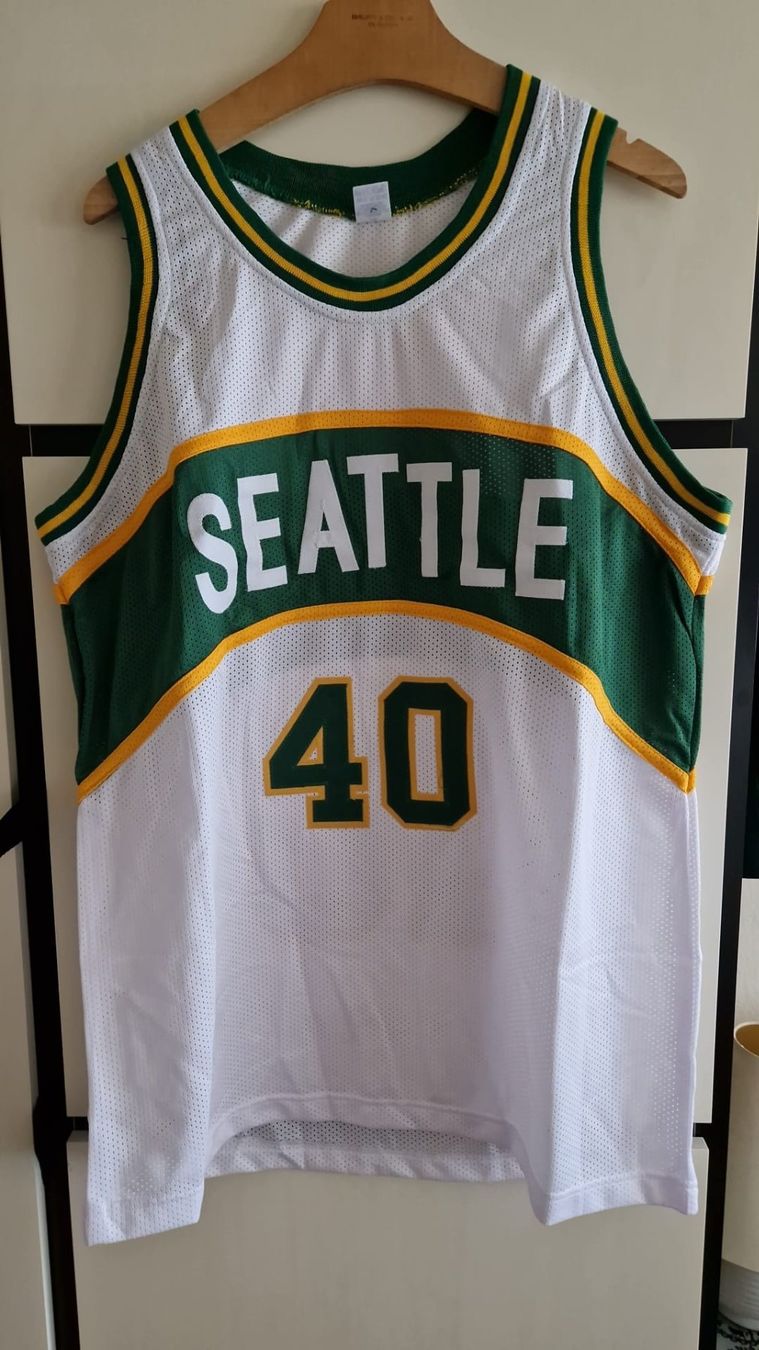 Autografi: NBA Maillot custom Sonics dédicacé par SHAWN KEMP – Nuovo (secondo la descrizione) da Lutry venduto da SwissBBCards