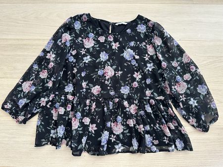 Jolie blouse péplum taille XXL noire à fleurs. Manches semi 