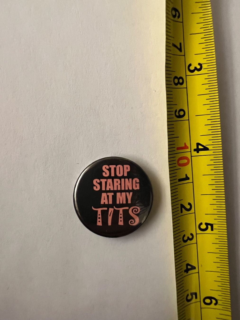 Spille & Fermagli: Button «stop staring at my tits» – Usato da Zürich venduto da rigani 1