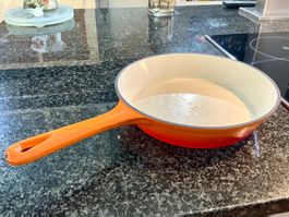 VINTAGE FRANZÖSISCHE BRATPFANNE GUSSEISEN EMAILLE MASSIV