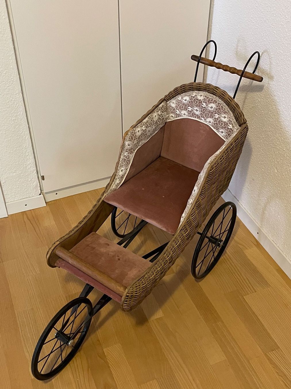 Carrozzine per bambole: Schöner Korb-Puppenwagen – Usato da Rafz venduto da stg101 1