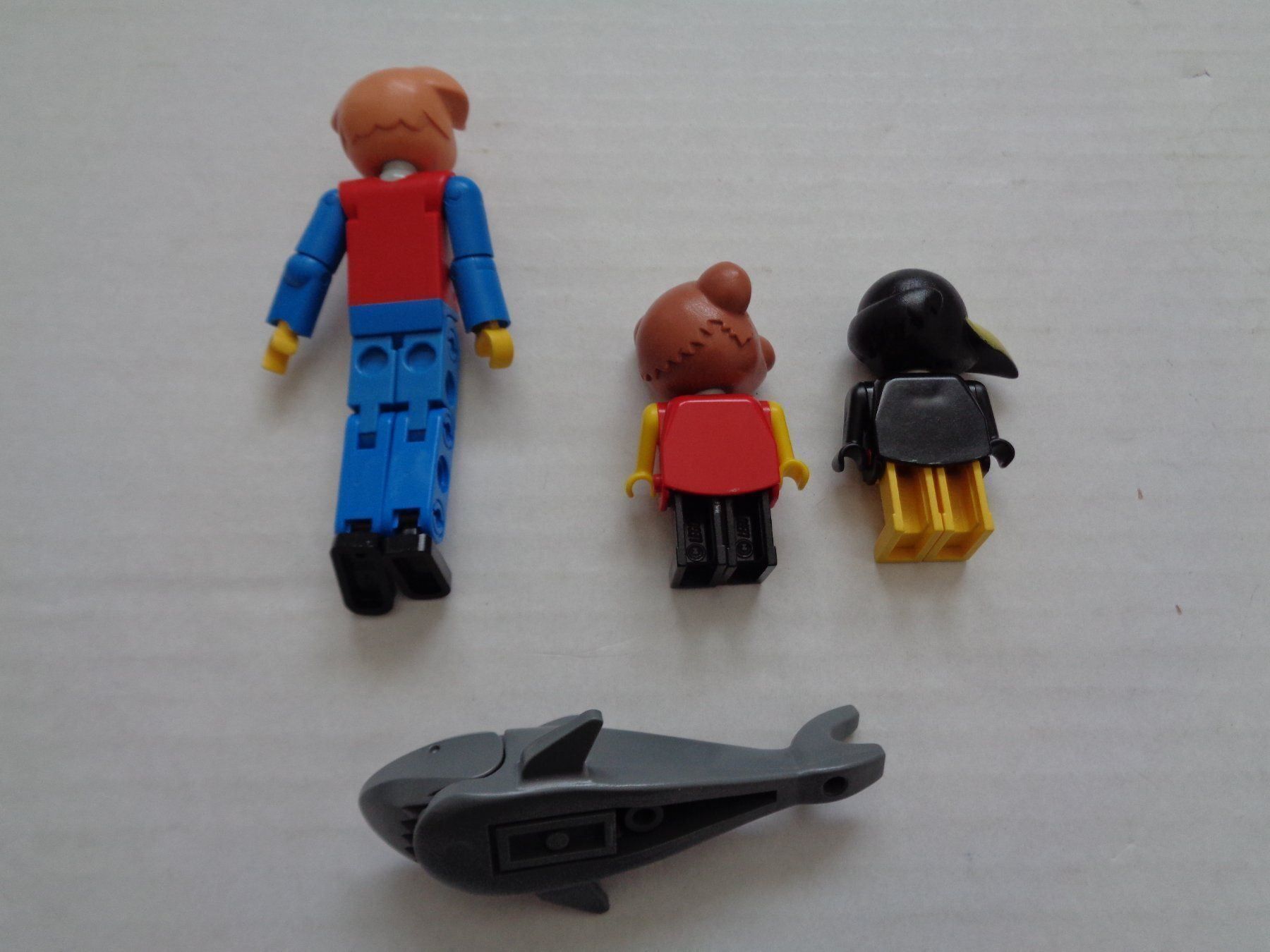 Lego Figuren: 3 Lego Figuren und 1 Delfin – Gebraucht aus Chur von omonia 1