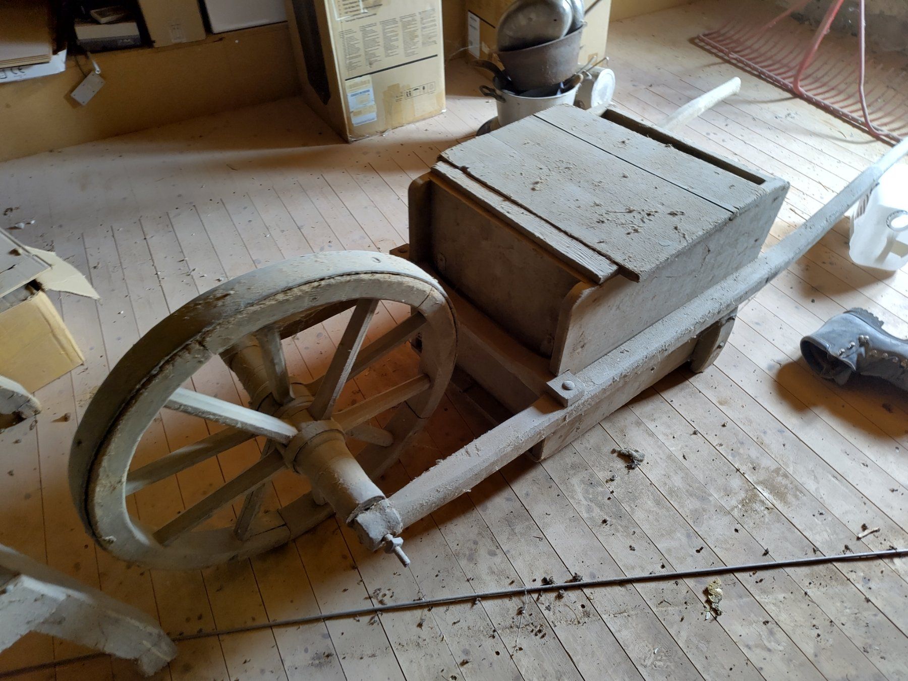 Carriole: Brouette ancienne en bois – Usato da Les Reussilles venduto da cha_y72l