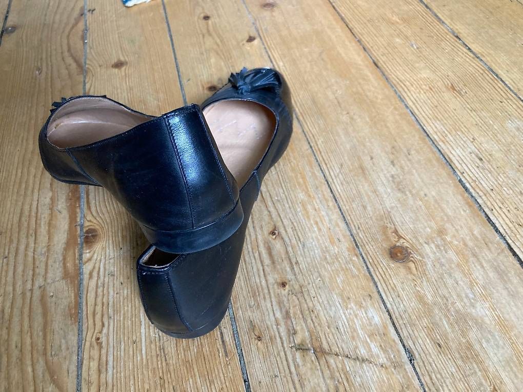 Damenschuhe: Mocassins-ballerines à pompons cuir noir véritable – Gebraucht aus Préverenges von Alexmar 3