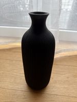 Moderne Dekovase in Schwarz, matt mit Rillenstruktur