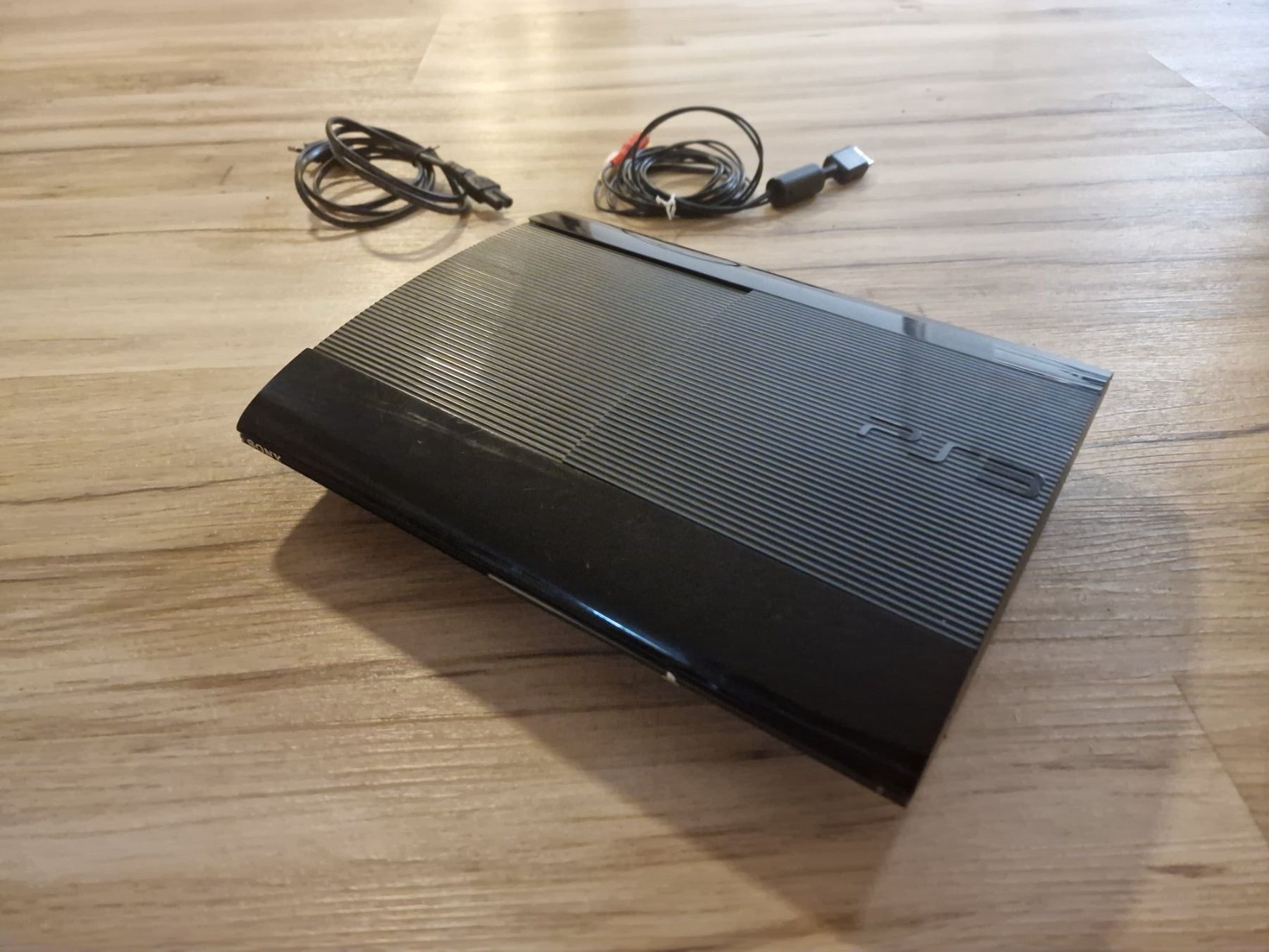 Sony Konsolen: Sony PS3 Super Slim Set – 2 Controller, 2 Move & 9 Spiele – Gebraucht aus Muttenz von c_n 1