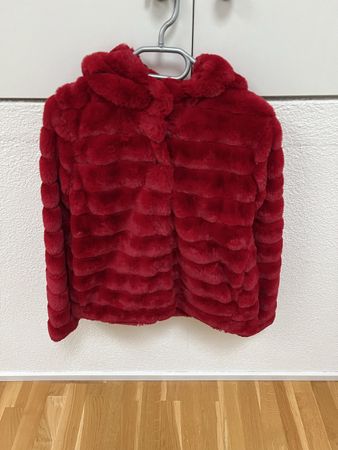 Rote Kunstfelljacke