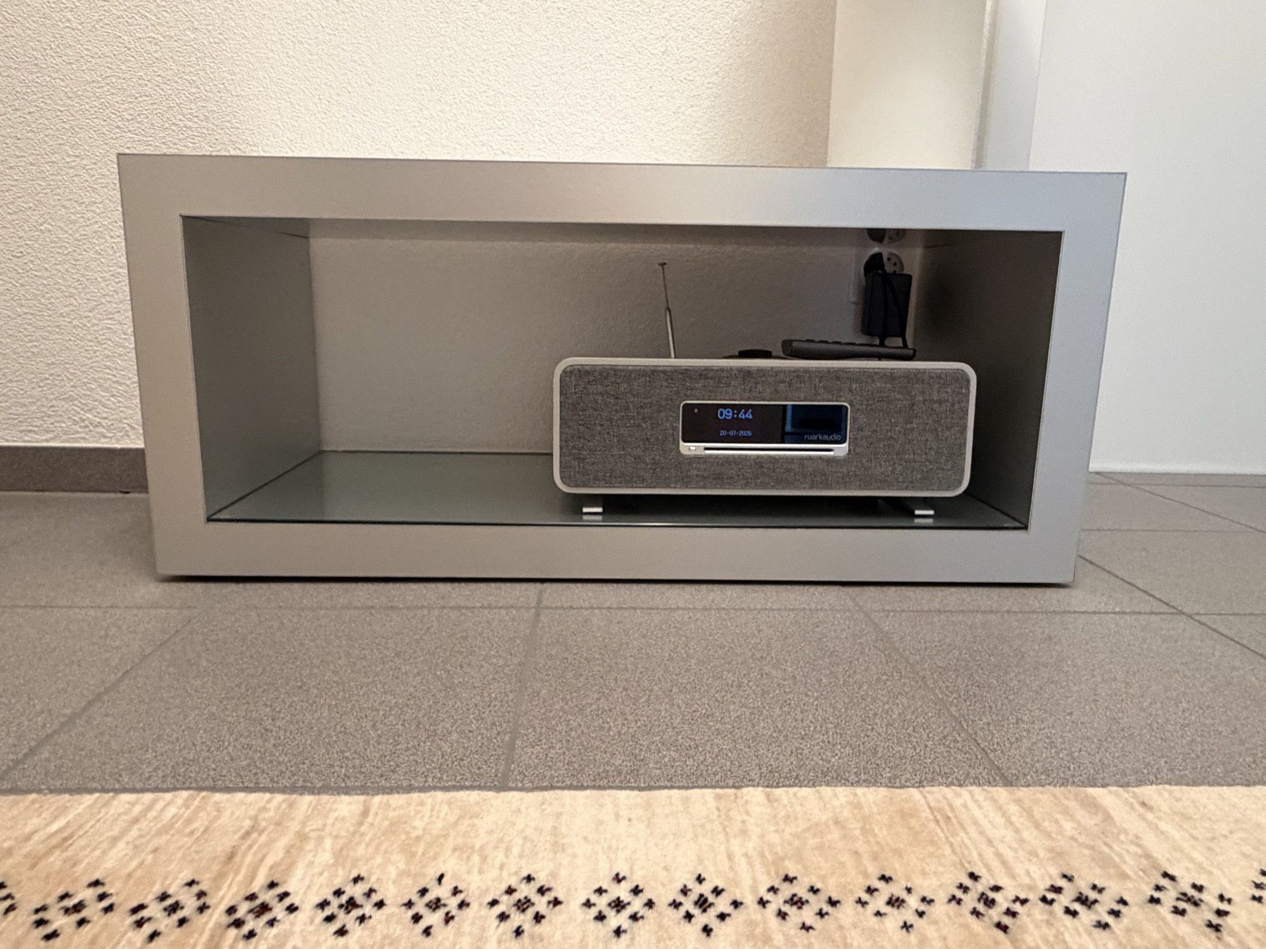 Commodes: Korpus aus Aluminium eloxiert – D'occasion à Buonas par pet_zgr6 2