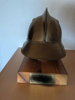 Alter Feuerwehr Helm mit Sockel inkl. Widmung 