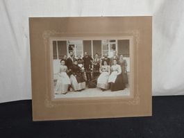 Altes Foto historische Aufnahme Familie vor Haus 