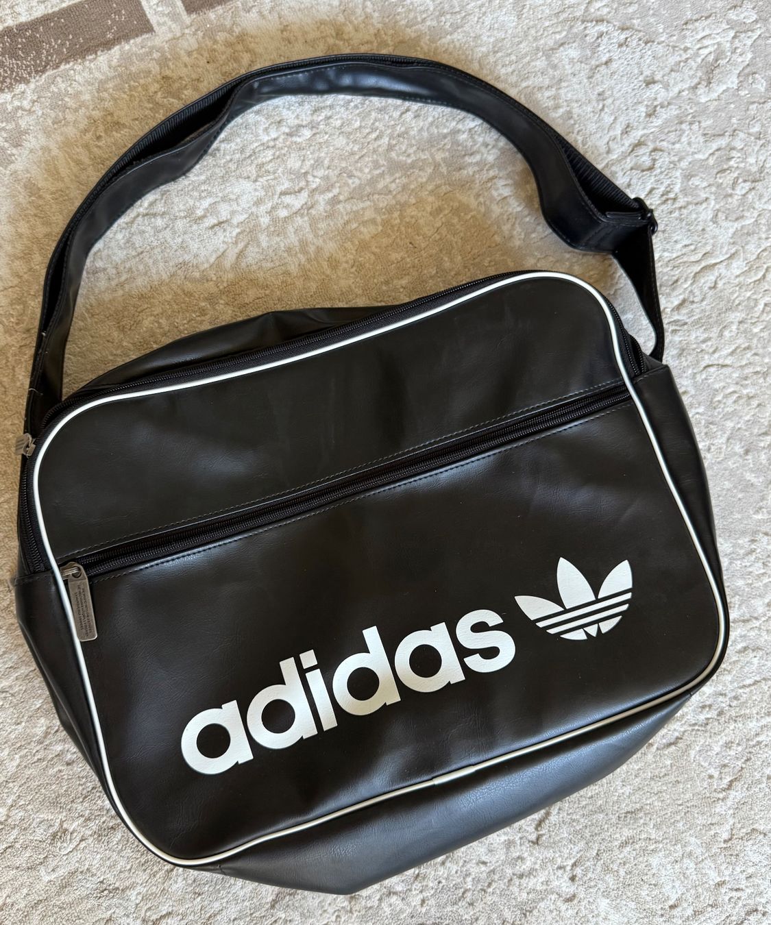 Adidas Taschen: Schultertasche, Adidas, schwarz-weiss – Gebraucht aus Wohlen AG von thr_t5x8