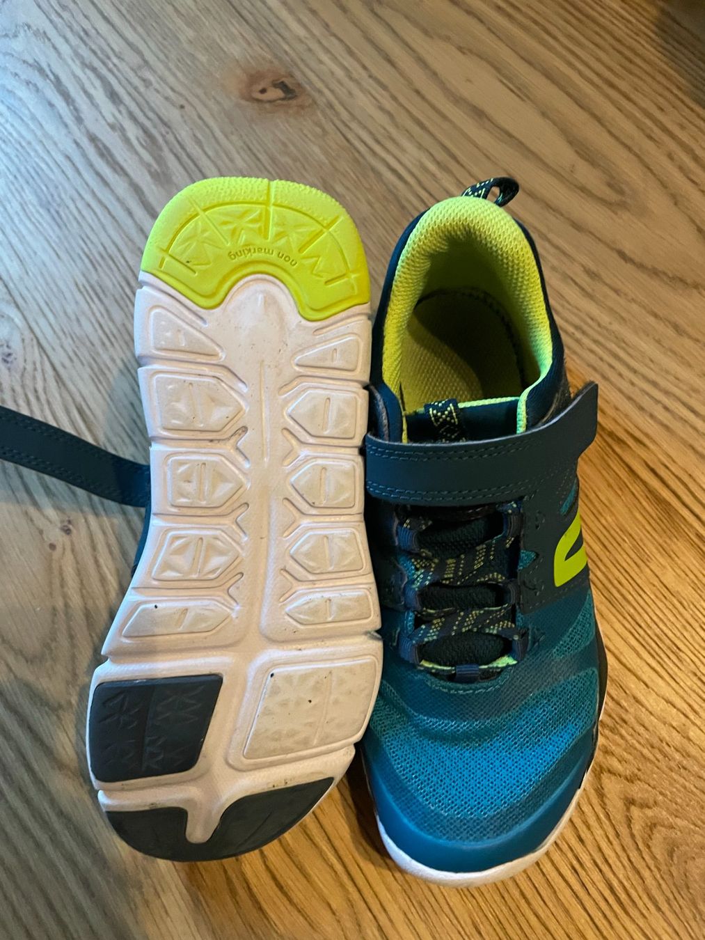 Decathlon Chaussures garçon: Hallenschuhe Grösse 33 – D'occasion à Teufenthal AG par sleeepless1987 1