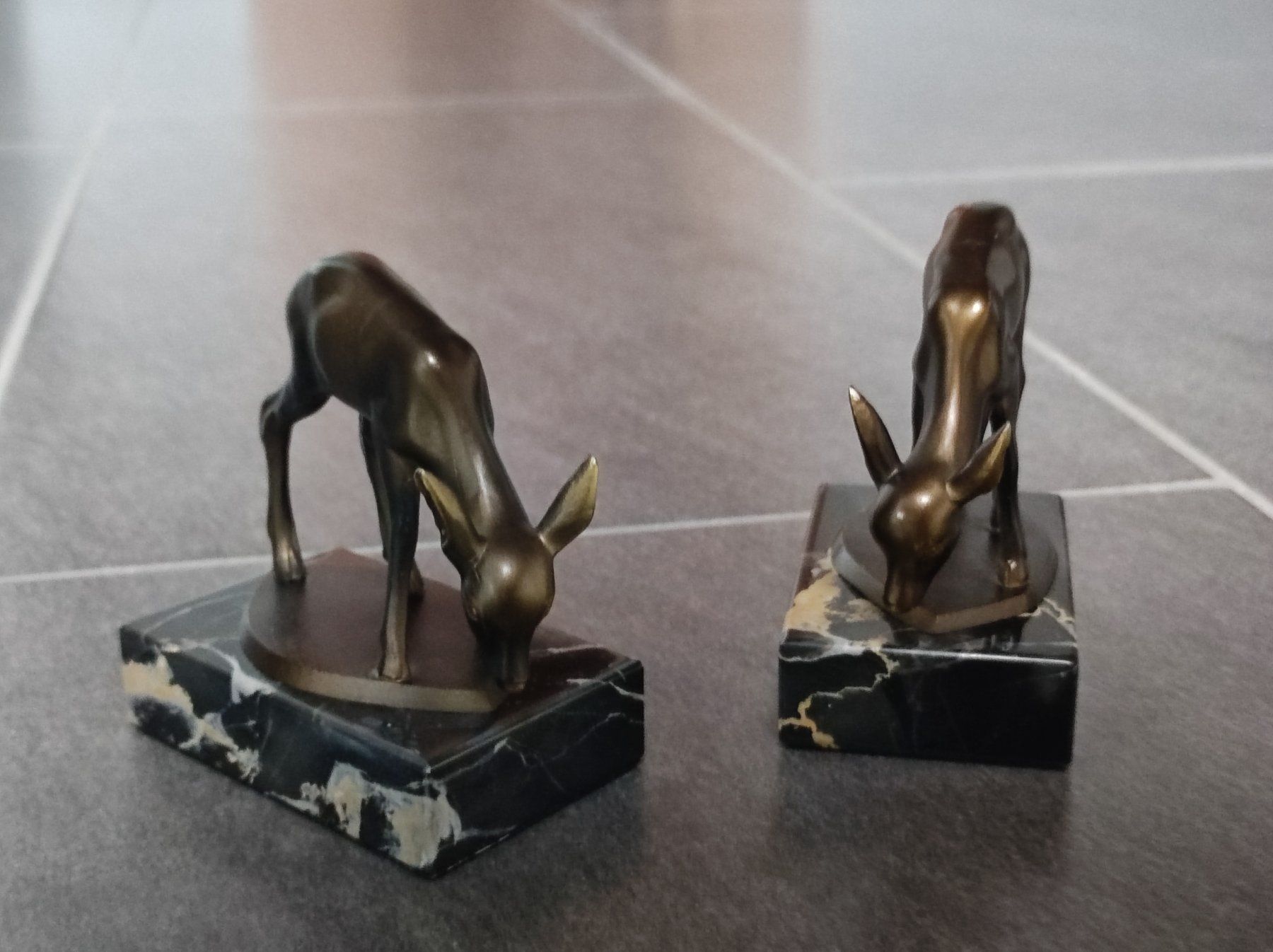 Statuette: Zwei Rehe auf Sockel, Material unbekannt – Usato da Wohlen AG venduto da Tikale