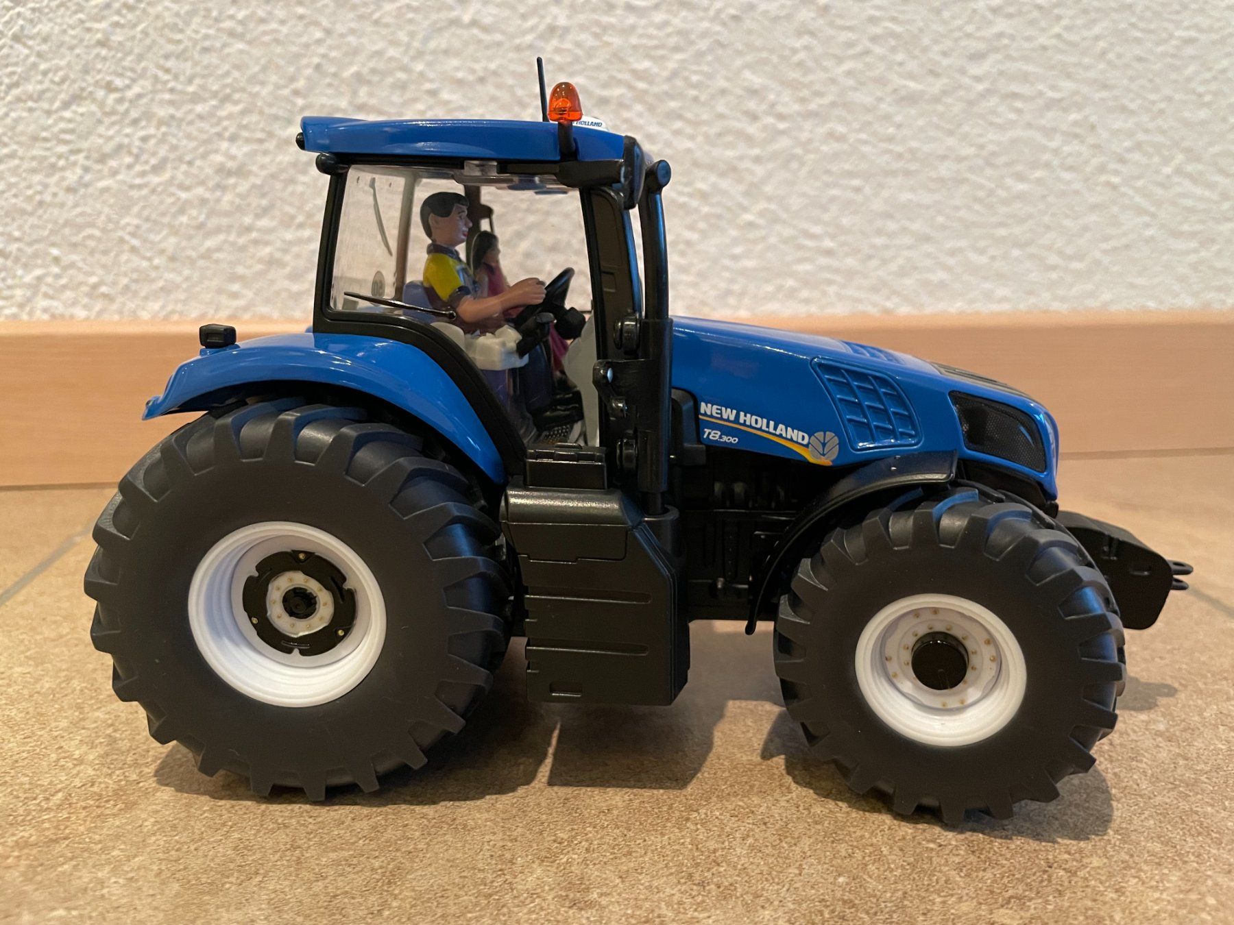 New Holland Trattori: SIKU New Holland T8.300 – Nuovo e nell'imballaggio originale da Kreuzlingen venduto da Stefan1150 2