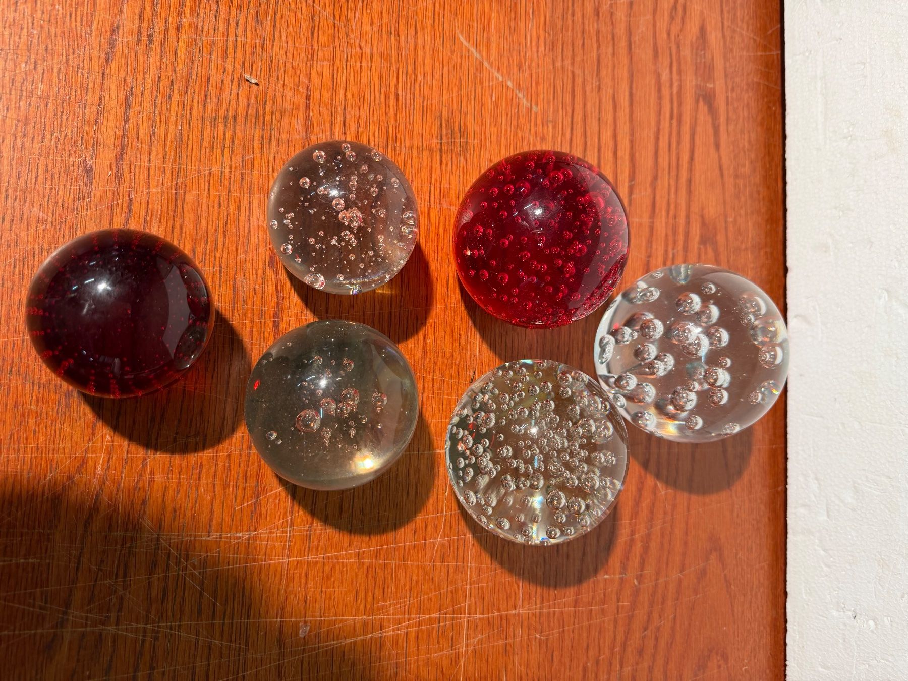 Bicchieri: Glass Paperweights 6 Pieces Red Clear Bubbles Collection – Usato da Lausanne venduto da artnouveau05