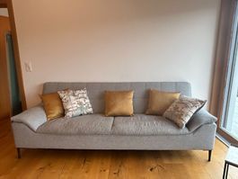 Sofa mit strukturiertem Stoff und passendem Sessel