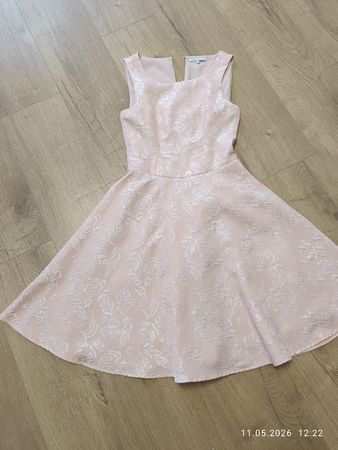 Rosa Kleid mit Blumenmuster