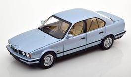 BMW 5er 535i E34 1988-1992 hellblau met. / schwarz      1:18