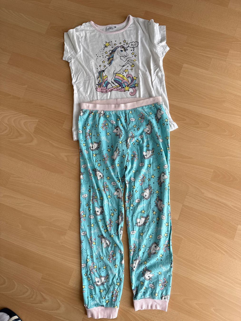 Pyjamas & Ähnliches: Süsser Mädchen Pyjama mit Einhorn Muster, Grösse 146/152 – Gebraucht aus Ufhusen von yuyu75