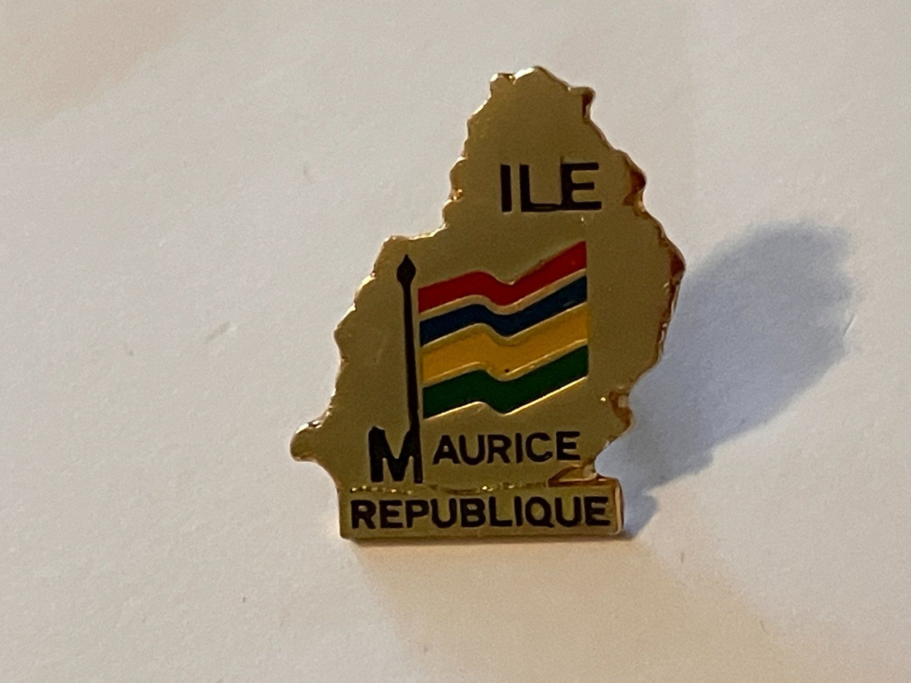 Placchette & Badge: 1 Pin Ile Maurice Republique – Usato da Basel venduto da djwwpp
