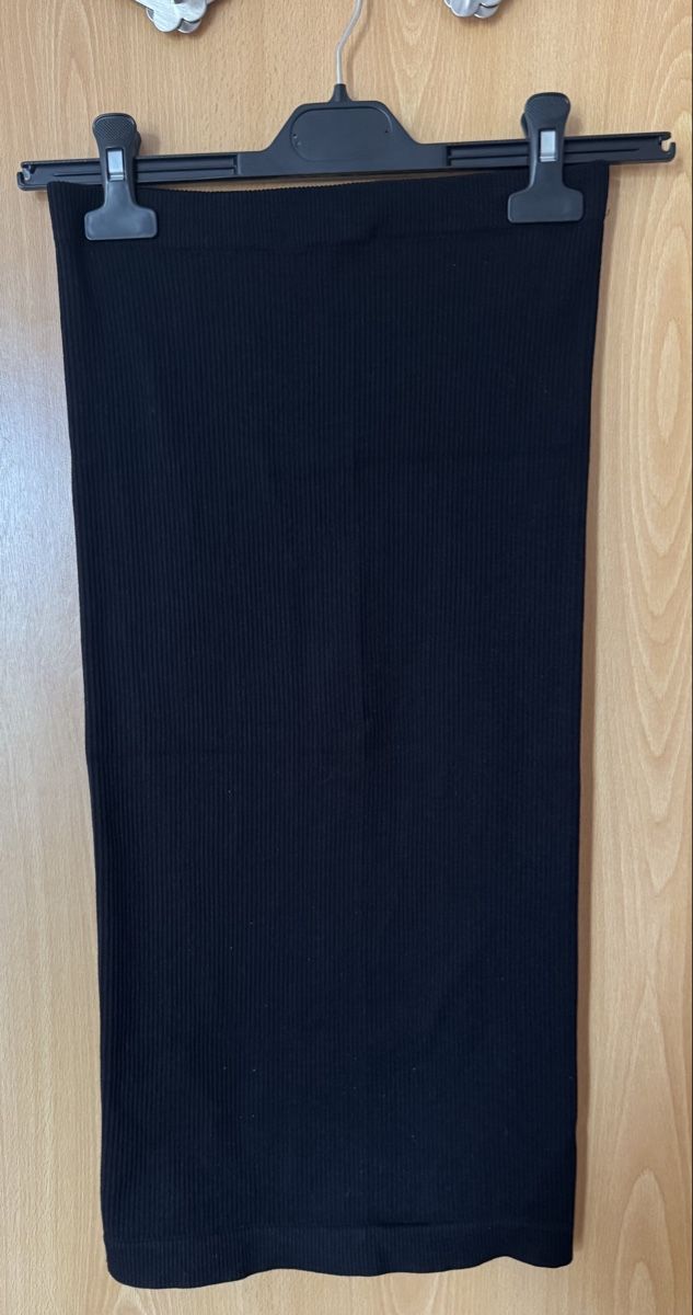 Stradivarius Röcke: Jupe noire côtelée – Neu (gemäss Beschreibung) aus Ins von maximal_30CHF