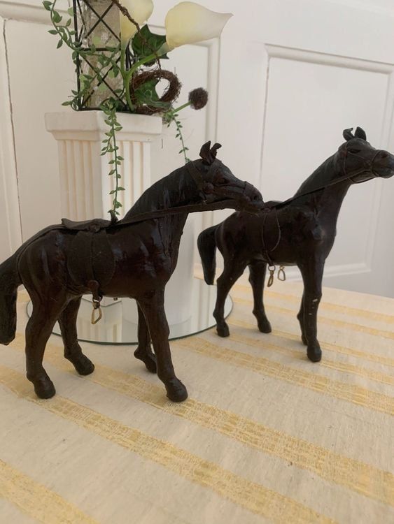 Statuette: zwei alte Lederpferde – Usato da Bern venduto da gruemscheler5