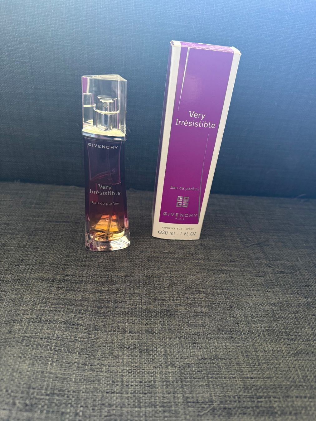 Givenchy Parfums & Eau de Toilette: Very Irrésistible 5ml – D'occasion à Orbe par Sylvie.Lep07