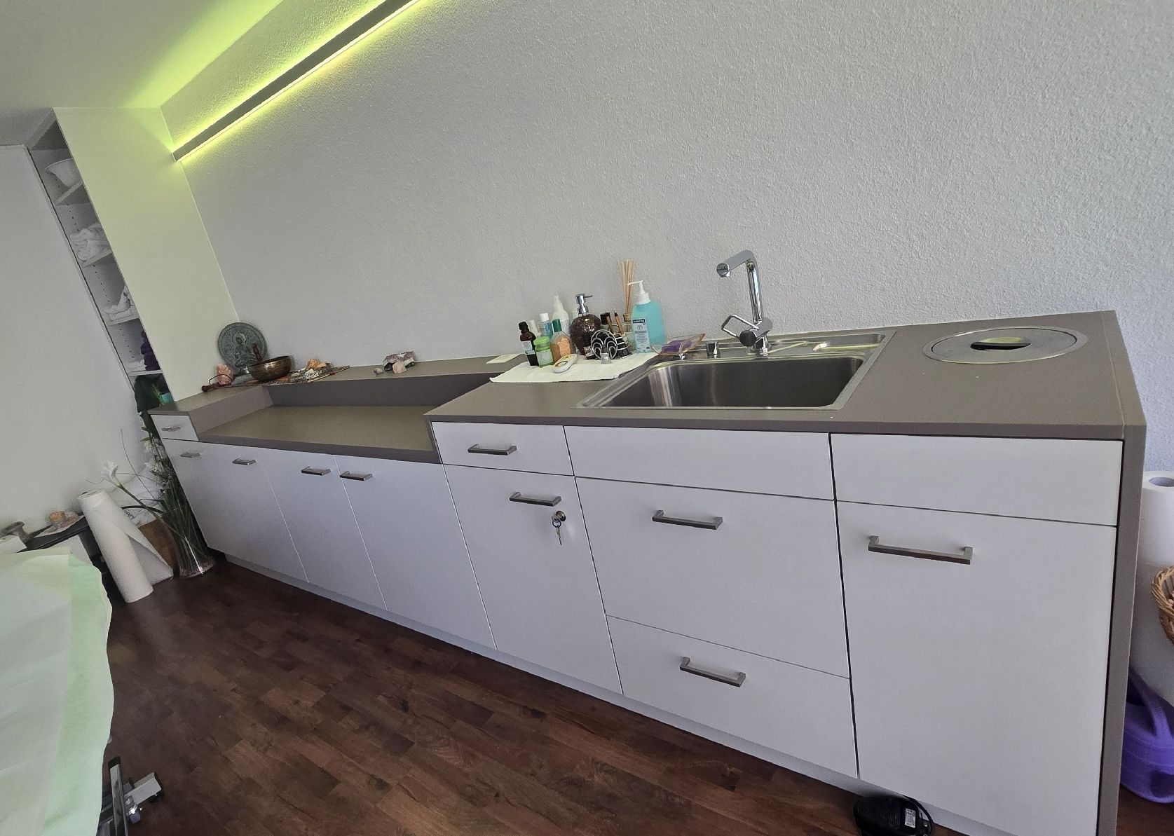 Allestimento di negozi e stand fieristici: Siteboard, Einbaumöbel mit Waschbecken – Usato da Uznach venduto da lindahu