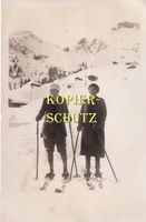 Zwei Skifahrerinnen (Wechsel der Mode; Echtfotokarte) /bb