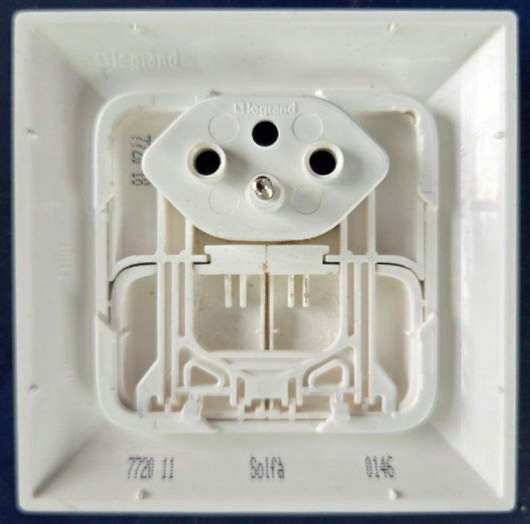 Legrand Interruttori: legrand NGS 7803 51 Doppelschalter + Steckdose – Usato da Uster venduto da TamaYuri 4