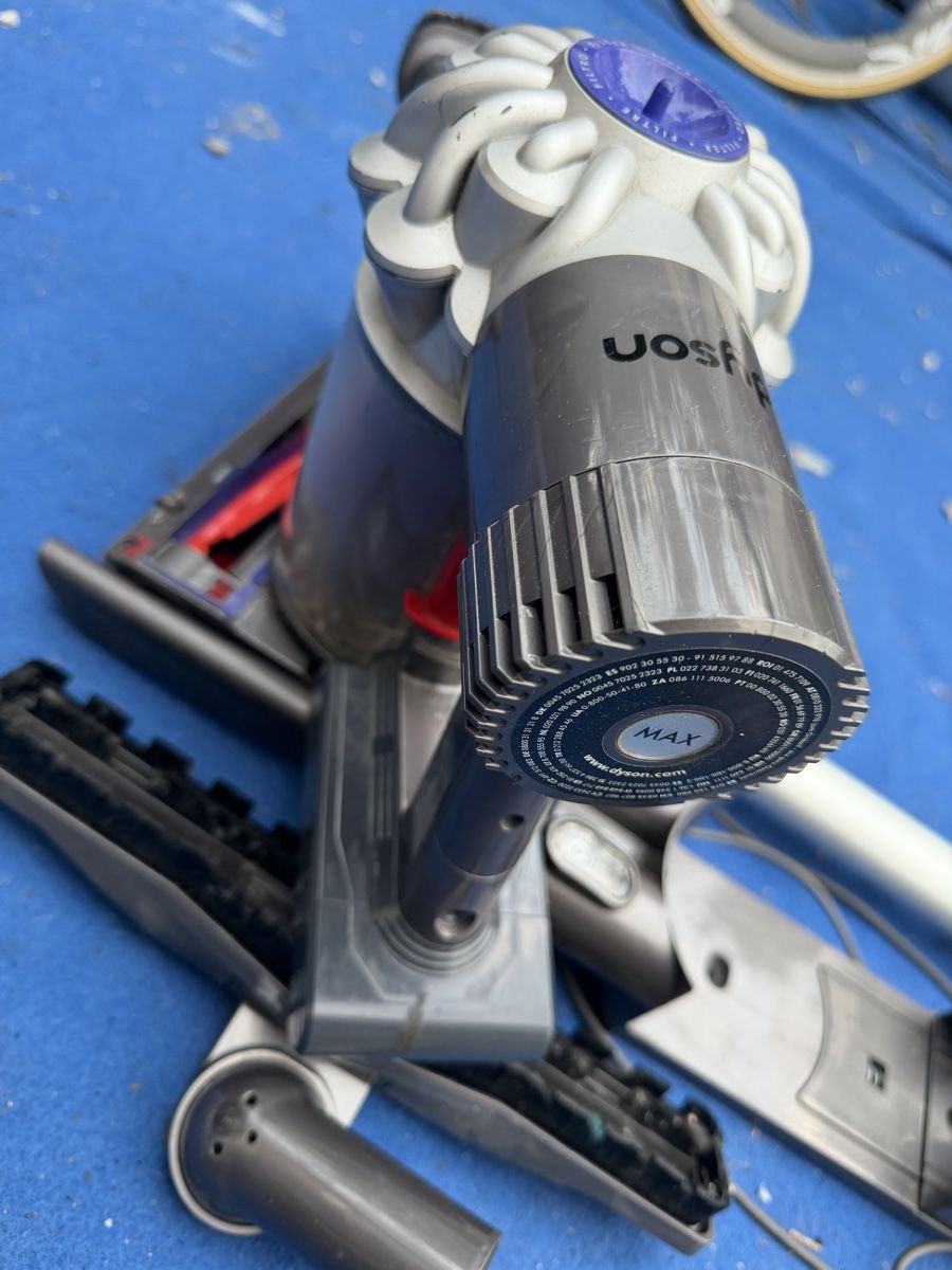 Dyson Aspirateurs & Accessoires: Dyson v8 – D'occasion à Camorino par CamperCommunity 4