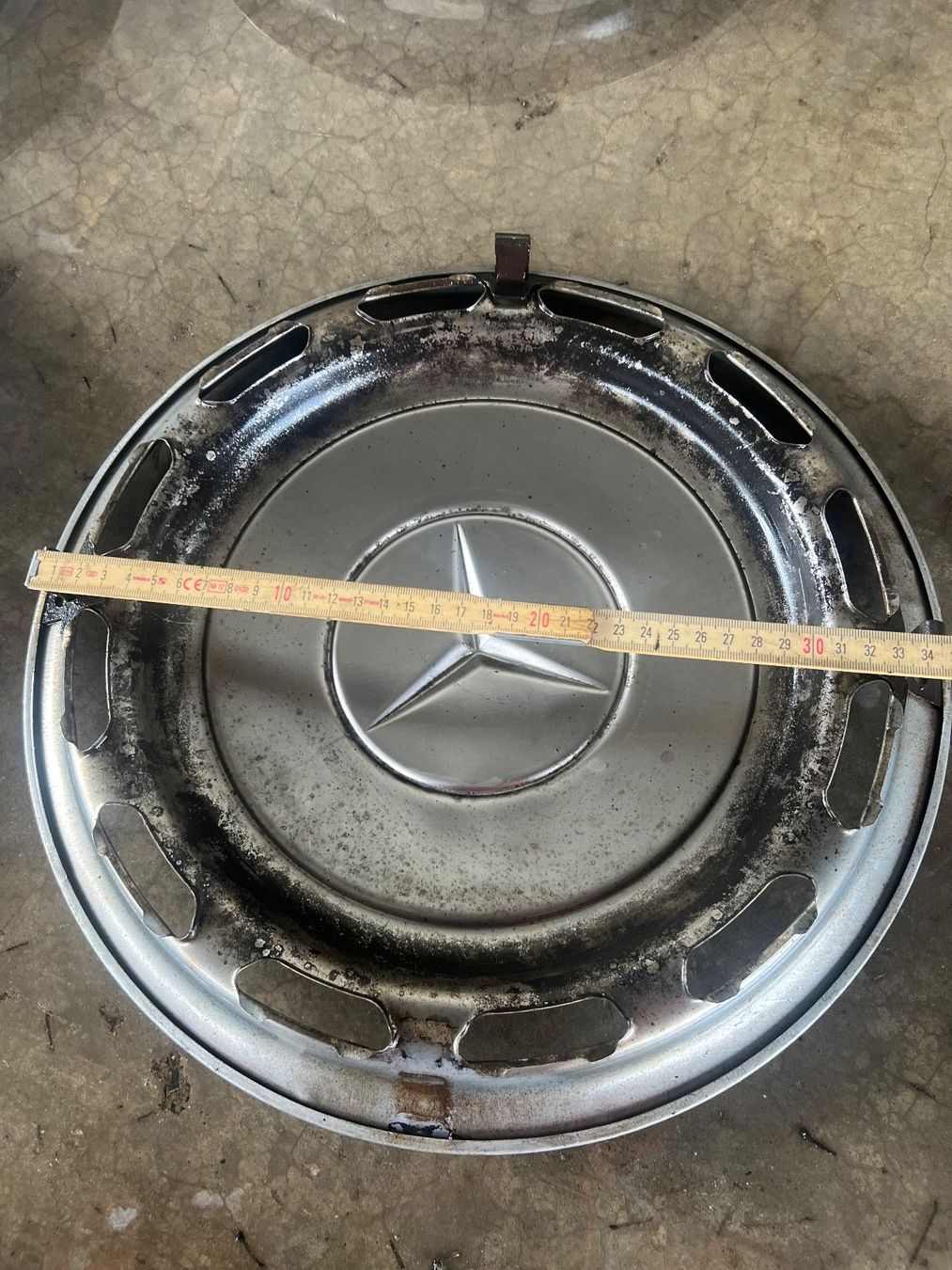 Mercedes-Benz Tutti pezzi di ricambio auto: Mercedes Radkappen,Blech 4 Stk Oldtimer, Durchmesser 37cm – Usato da Winterthur venduto da Neuson 3