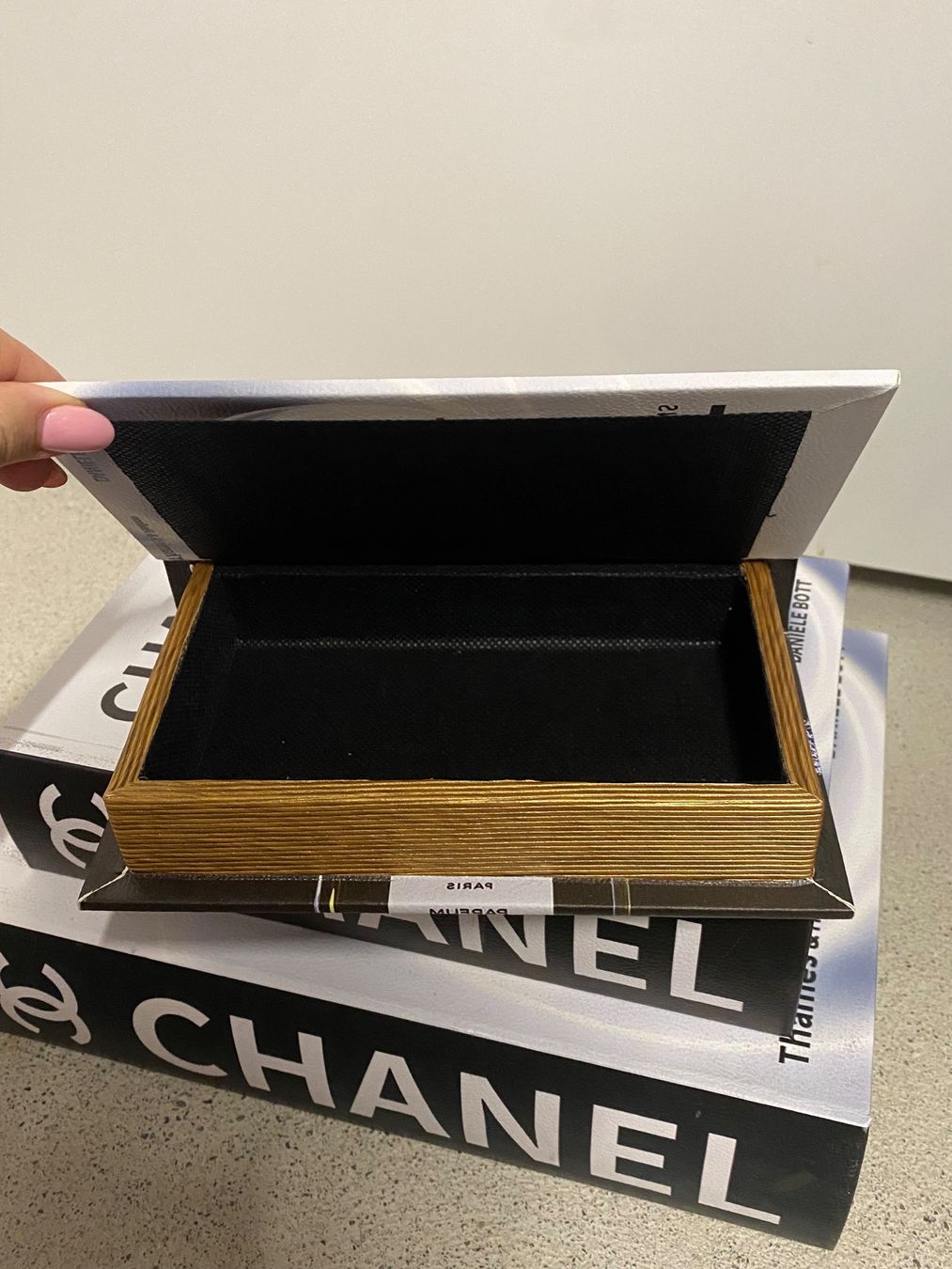 Tutte le decorazioni: Dekobücher chanel 3 stück – Usato da Zürich venduto da SS59 1