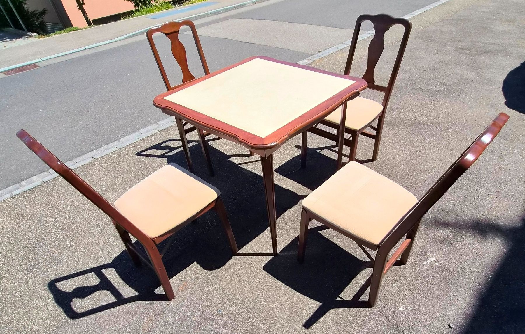 Tischset: Spielset Tisch mit 4 Stühlen – Gebraucht aus Zürich von Primanoctis