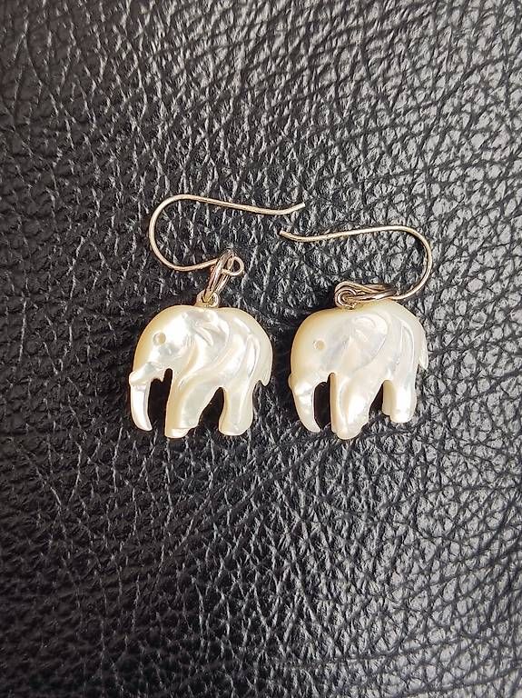 Orecchini pendenti & Orecchini a lobo: Ohrringe mit Elefant aus Perlmutt mit 925 Silber – Nuovo e nell'imballaggio originale da Ebnat-Kappel venduto da Zearara