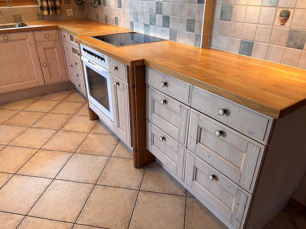 Cucine complete: Cuisine Mobalpa avec plan travail en bois massif – Usato da Chesières venduto da rhy_dd5f 1