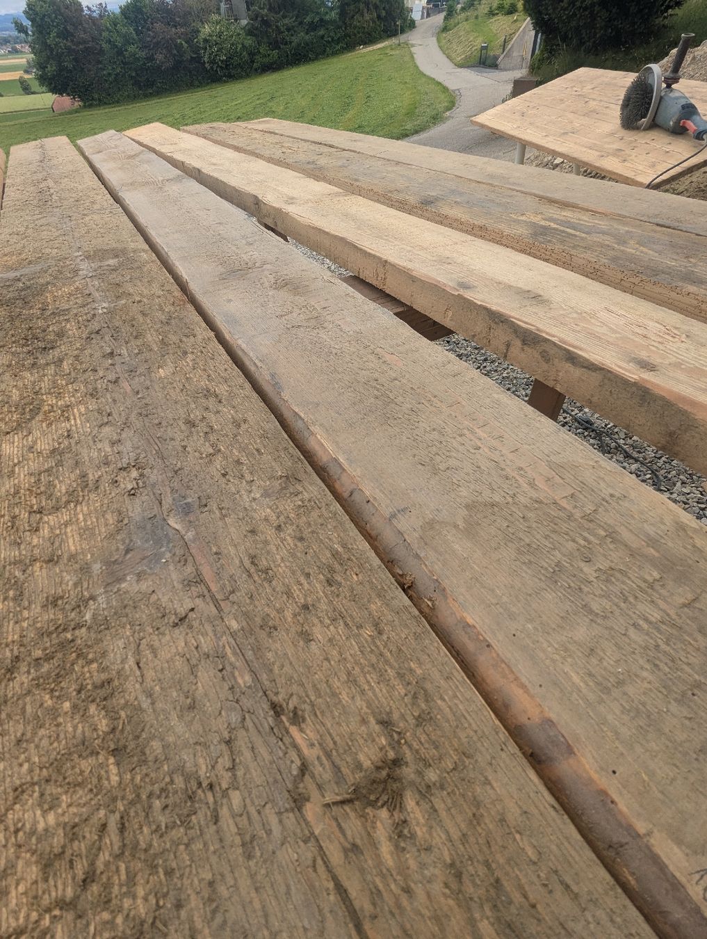 Articoli in legno: Altholz Bretter – Usato da Lyss venduto da Philipp.Leibundgut 2