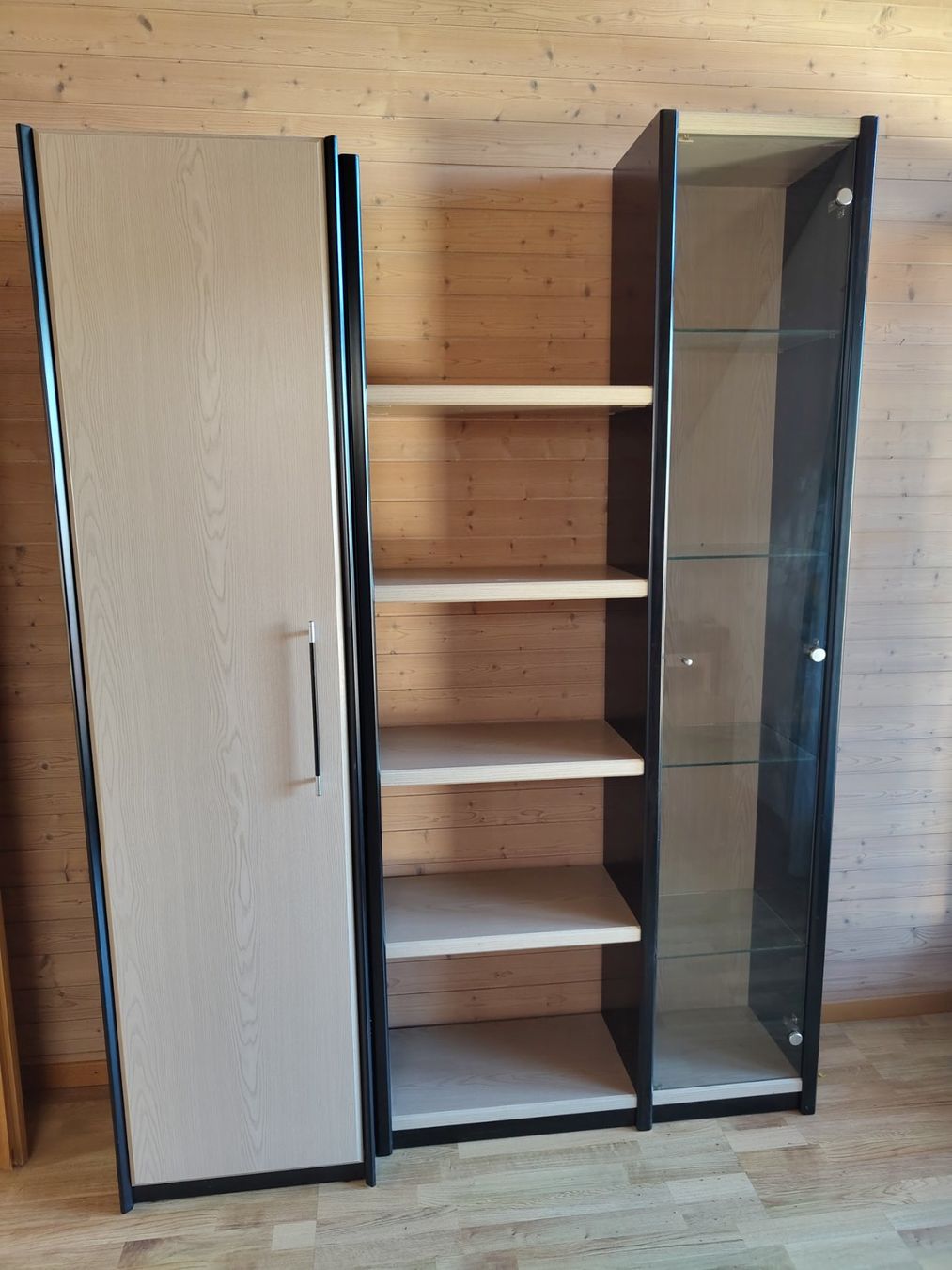 Armadi: Wohnwand mit Vitrine (LETZTE CHANCE!) – Usato da Beinwil am See venduto da Msunneschin