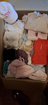 Lot d'habits, bébé 0 à 4mois / taille 56 à 62, + 100 pièces