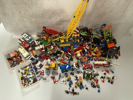 LEGO Anhäufung mit Fahrzeugen und vielen Figuren