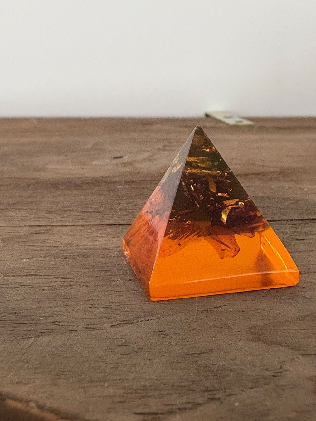 Minerali & Pietre curative: Pyramide d'orgonite avec ambre naturel – Usato da Lausanne venduto da opi_92cn 1