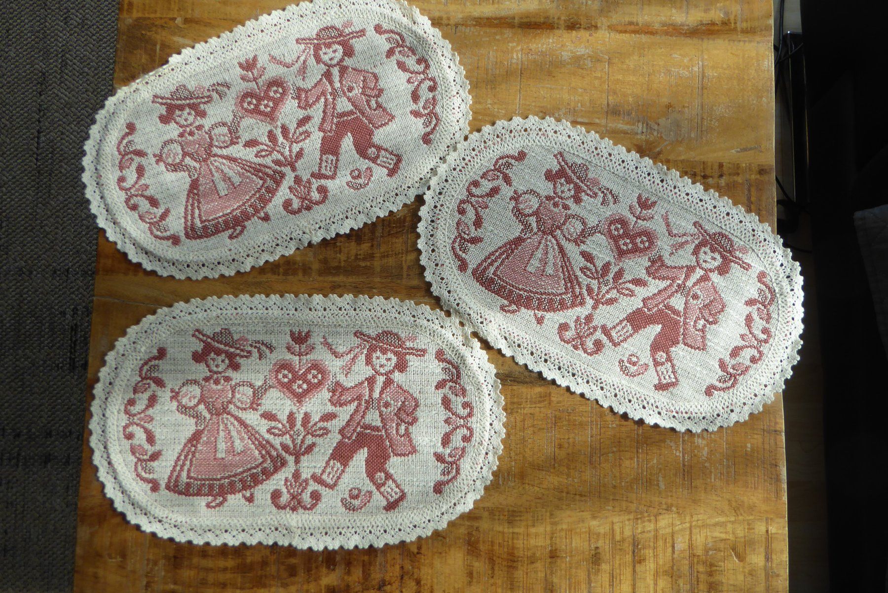 Sonstige Tischwäsche: 3 Grössere Schweitzer Kult Deckchen – Neu und originalverpackt aus Sargans von Benziner 2