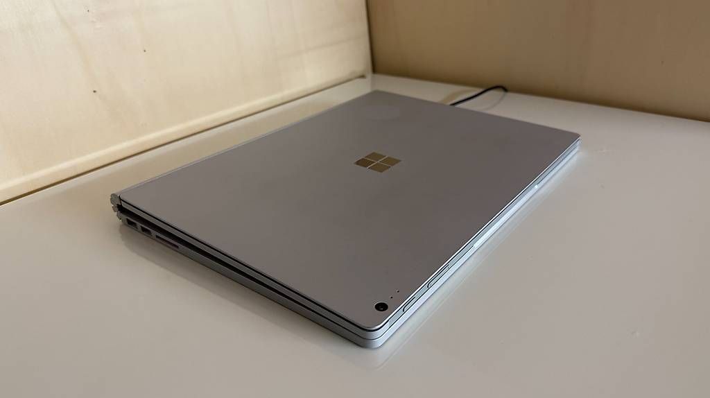 Microsoft Notebook: Microsoft Surface Book 2 | 13.5" i5 | 8 GB | 256 GB SSD – Usato da Montreux venduto da RobertAnthony 1
