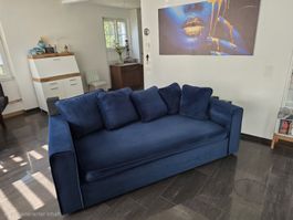 Stilvolles dunkelblaues Sofa mit grosszügigem Platz Angebot