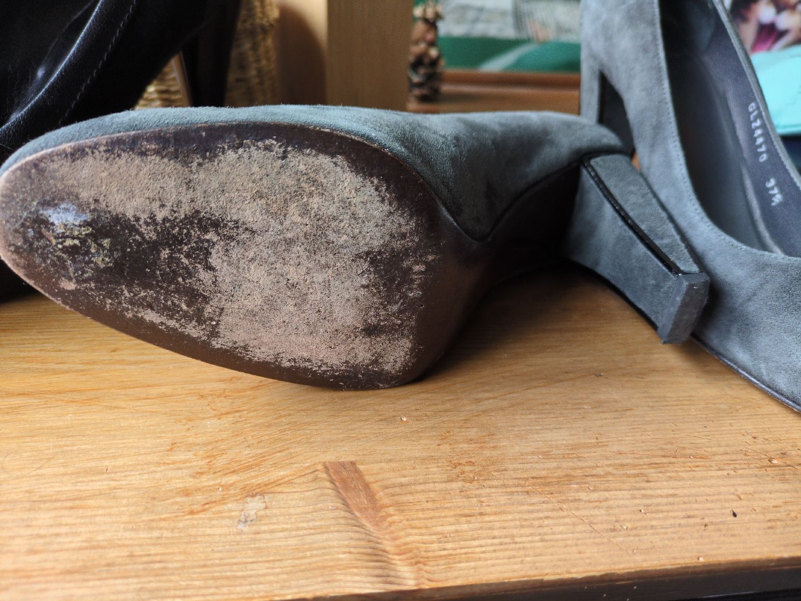 Stuart Weitzman Scarpe da donna: Stuart Weitzman, graue Wildleder Pumps, Grösse 37.5 – Usato da Winterthur venduto da Climens 1